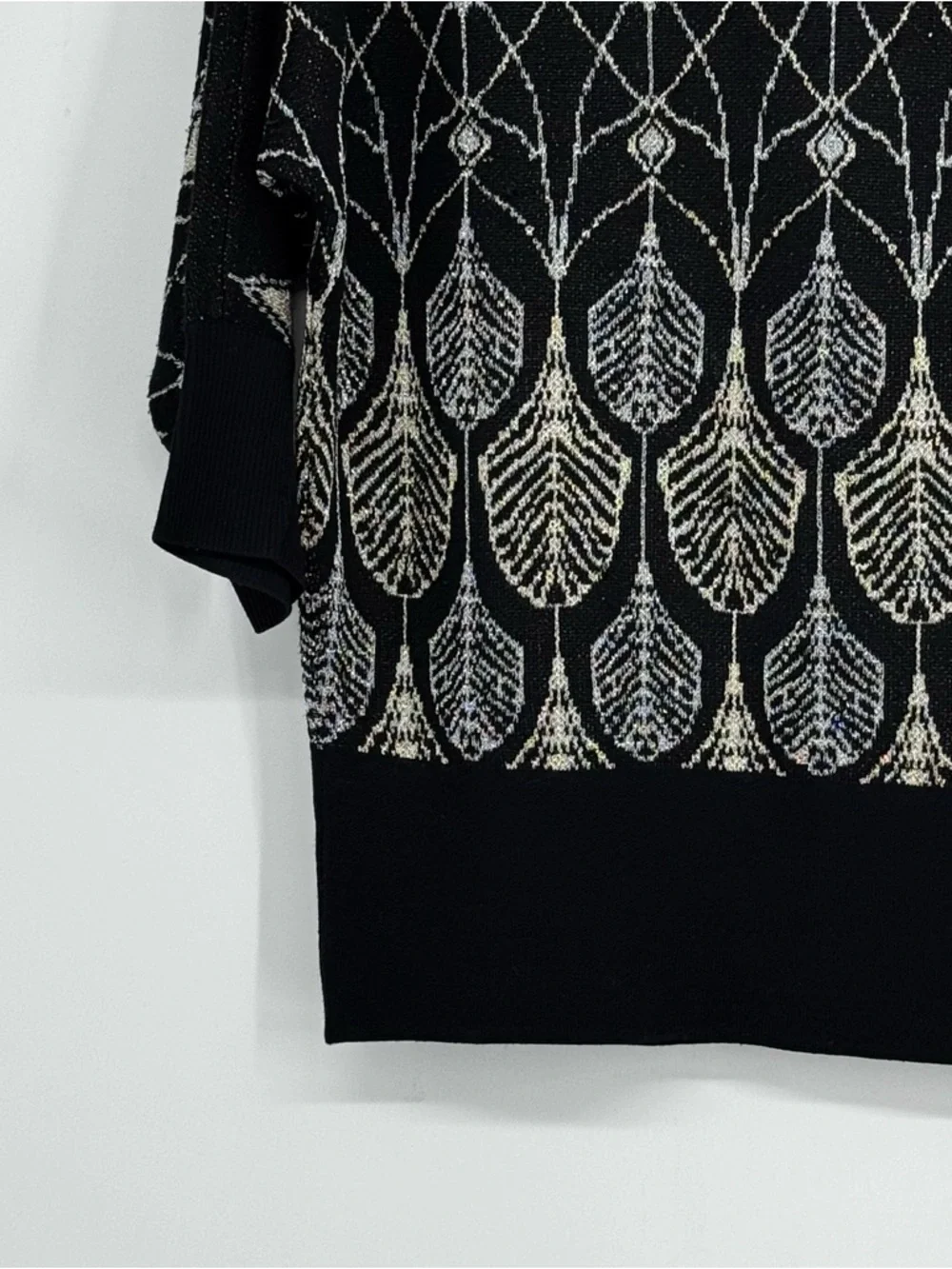 White House Black Market Sm Black Crew Neck Sweater Gold/Silver Metallic Design